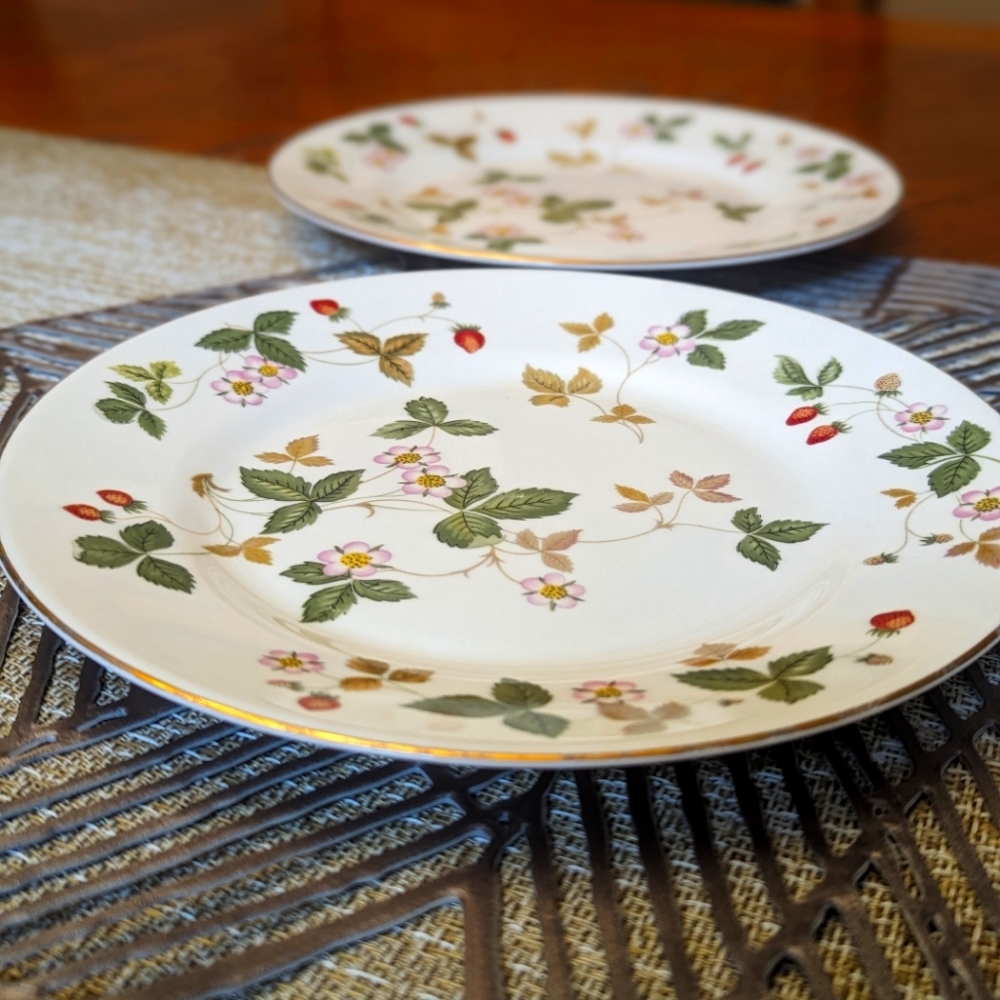 Wedgwood WILD STRAWBERRY DINNER PLATES set of 2